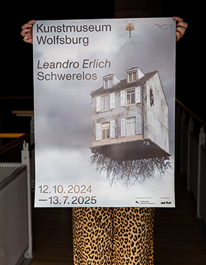 Leandro Erlich. Schwerelos – Poster